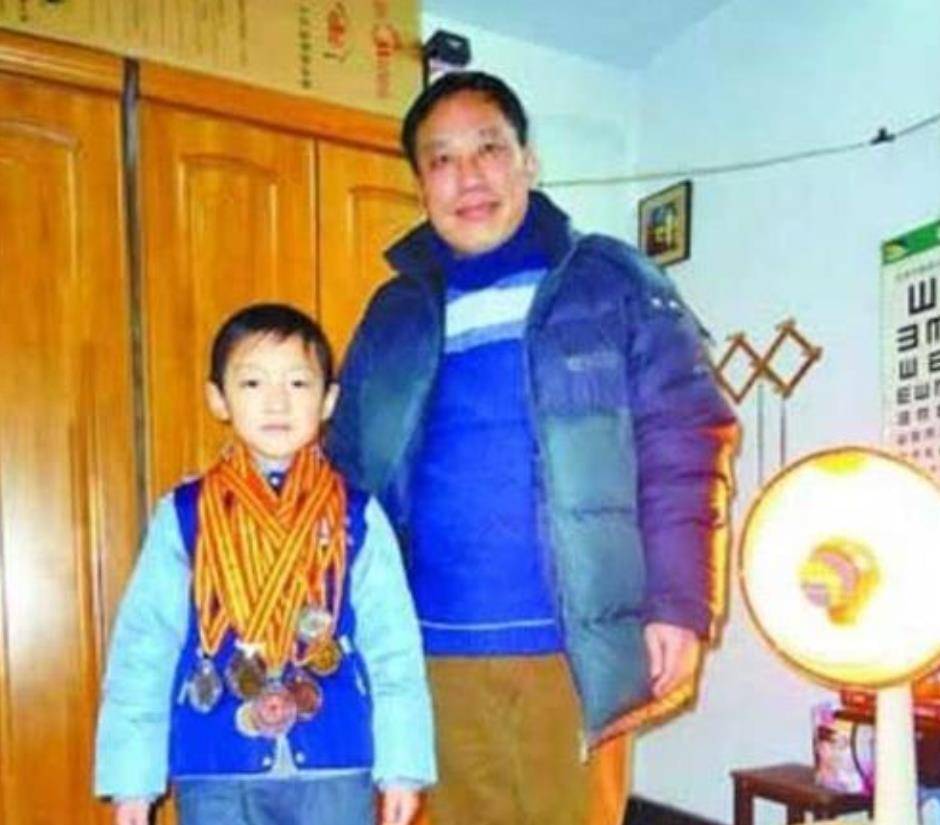 河南8岁男孩因天赋异禀,被招进特种部队,由国家重点培养_何雨豪_孩子