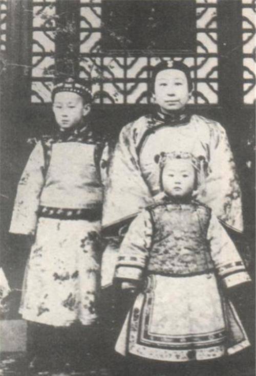 人是张佩纶,在这件事情中并没有太多人在乎李鸿章女儿李菊耦的意见