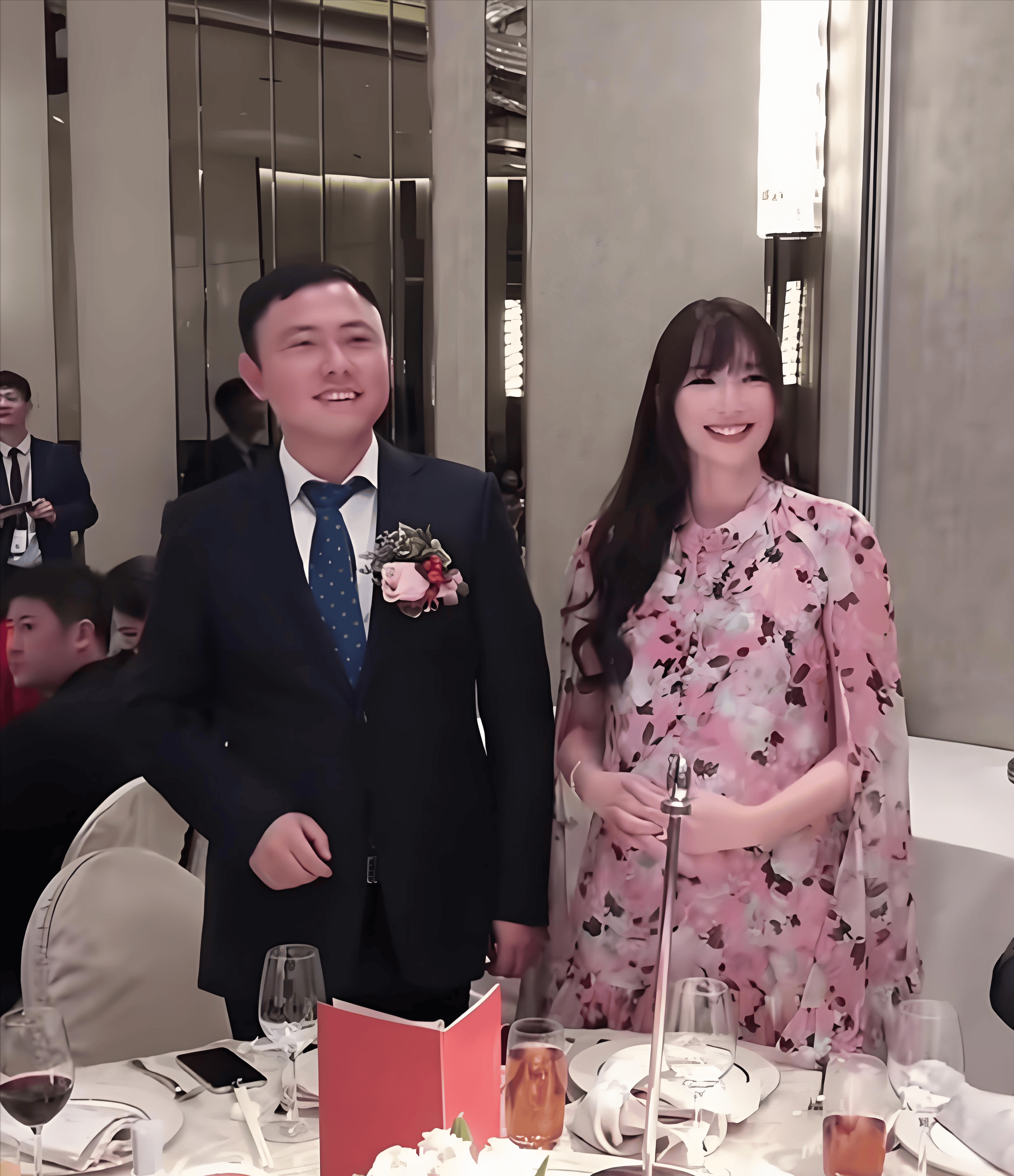 吴佩慈罕见现身为贵妇庆生,带4娃久居香港!男友纪晓波去向不明