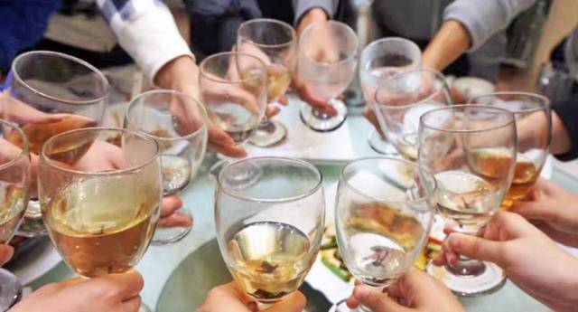 本来郭爽想推辞不去,可是这回同事却告诉她领导也会去,说不定会在酒桌