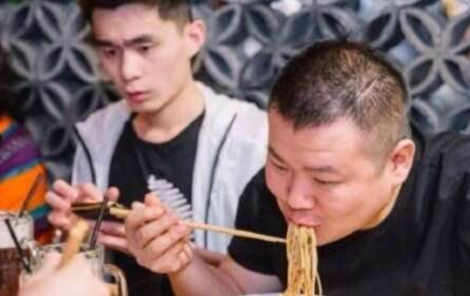 "小岳岳"开面馆,最低一碗面卖106元,网友却直呼太便宜了_岳云鹏_顾客