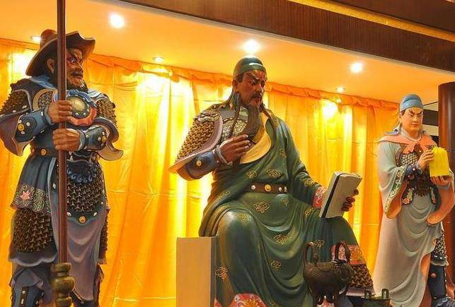 关羽的雕像,为什么双眼都闭着?老木匠:没人敢让他睁眼