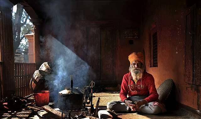 苦行僧自称绝食78年,引发军方怀疑,于是装上监控看见神奇一幕