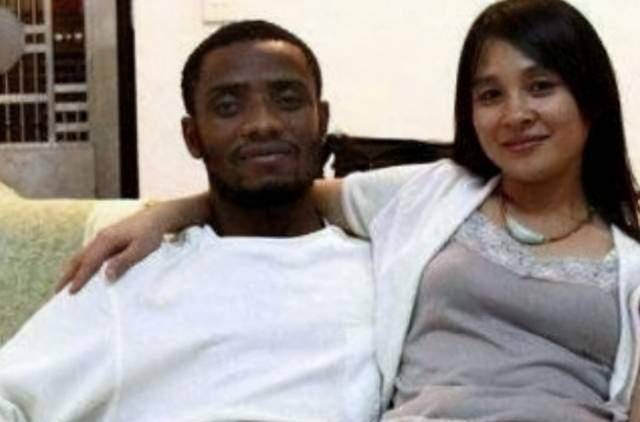 胡斯·哥路沙与女子合影03恋爱后的两个人在朝夕相处之下感情迅速