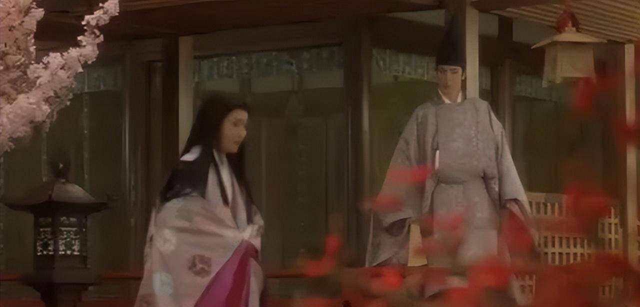 这是光源氏的期待."我要让她成为母爱的代替品,同