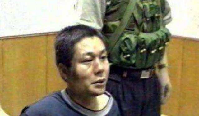 01年张君走下法庭,含泪签完字后被押刑场,行刑过程中表情冷静