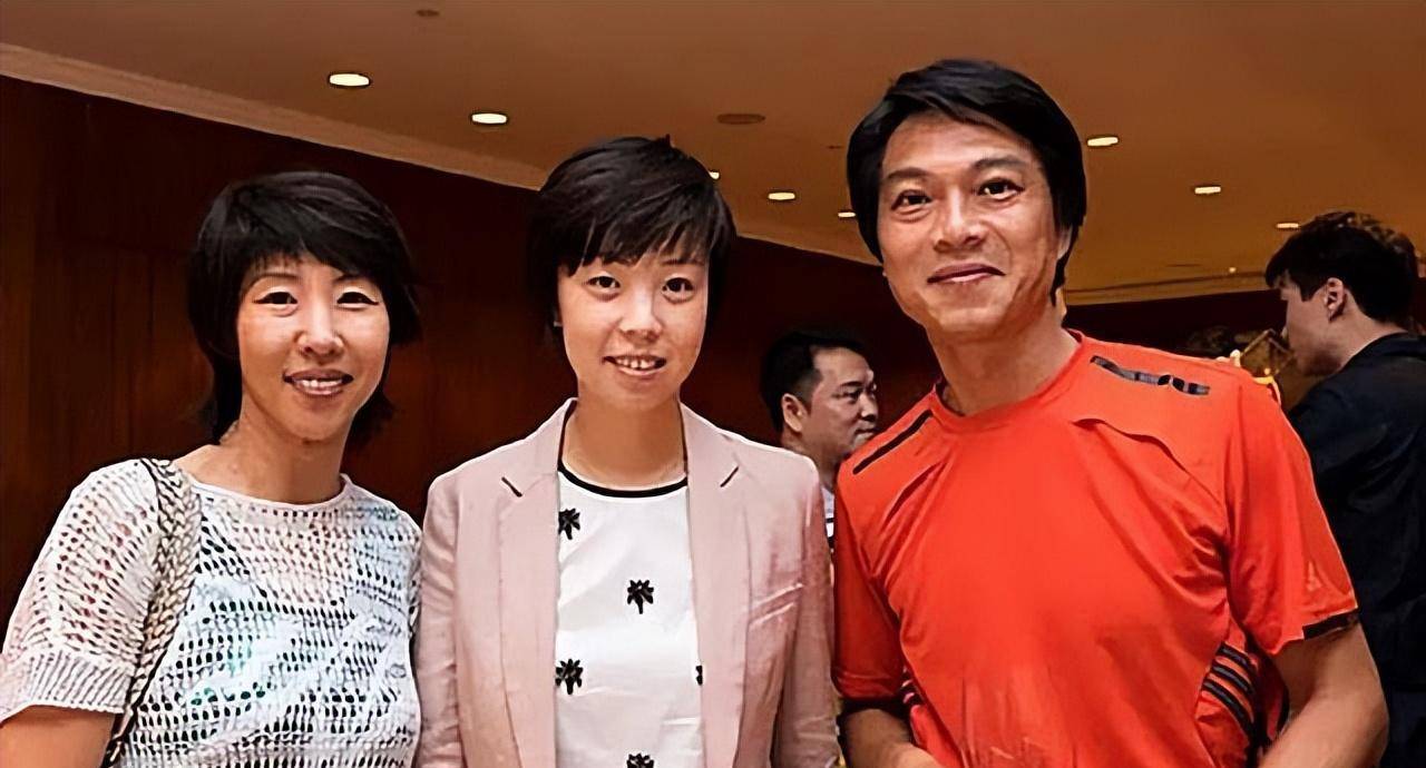 25岁退役的乒乓男神江嘉良,娶百花影后为妻,一家四口都颜值超高