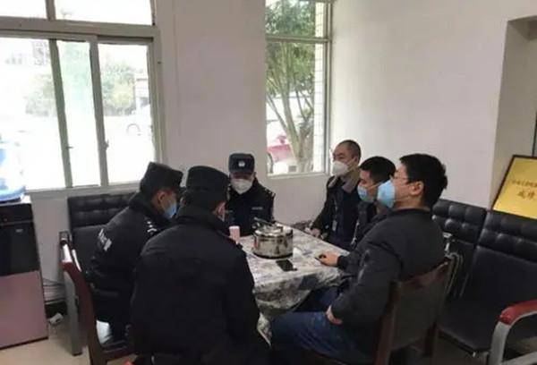 男子遭交警阻拦后砍伤交警