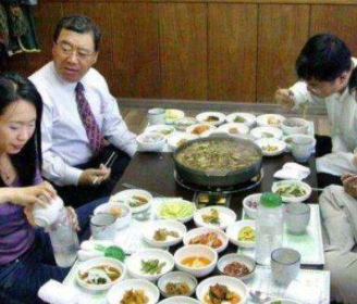   引起 这是普通韩国人的一日三餐。网友看后表示:韩剧都是骗人的。 