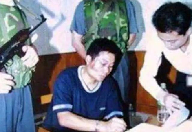 01年张君走下法庭,含泪签完字后被押刑场,行刑过程中表情冷静