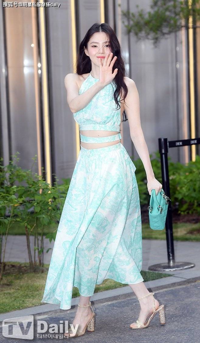 韩苏茜带来了一条名为“薄荷绿”的新裙子，开叉连衣裙和高跟鞋仍然很漂亮。