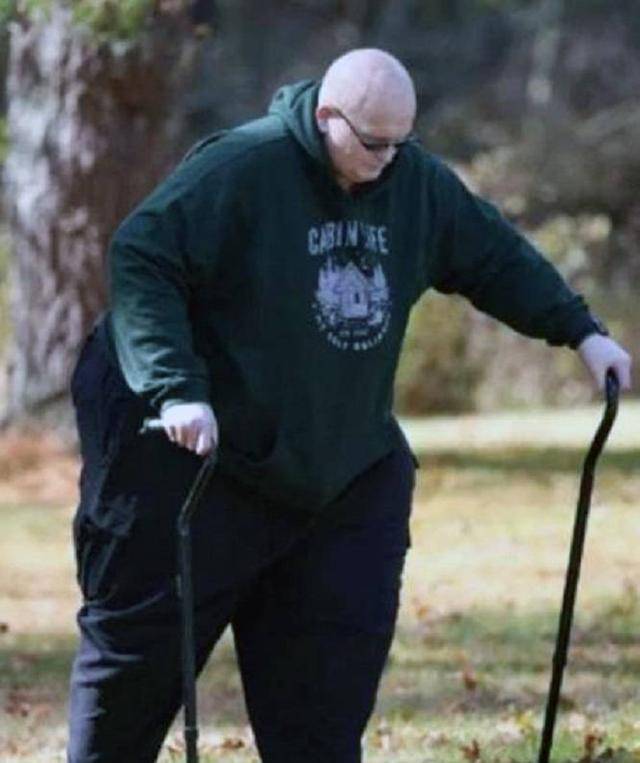 英国男子体重1016斤,救护车都上不去,医生直言:死后得