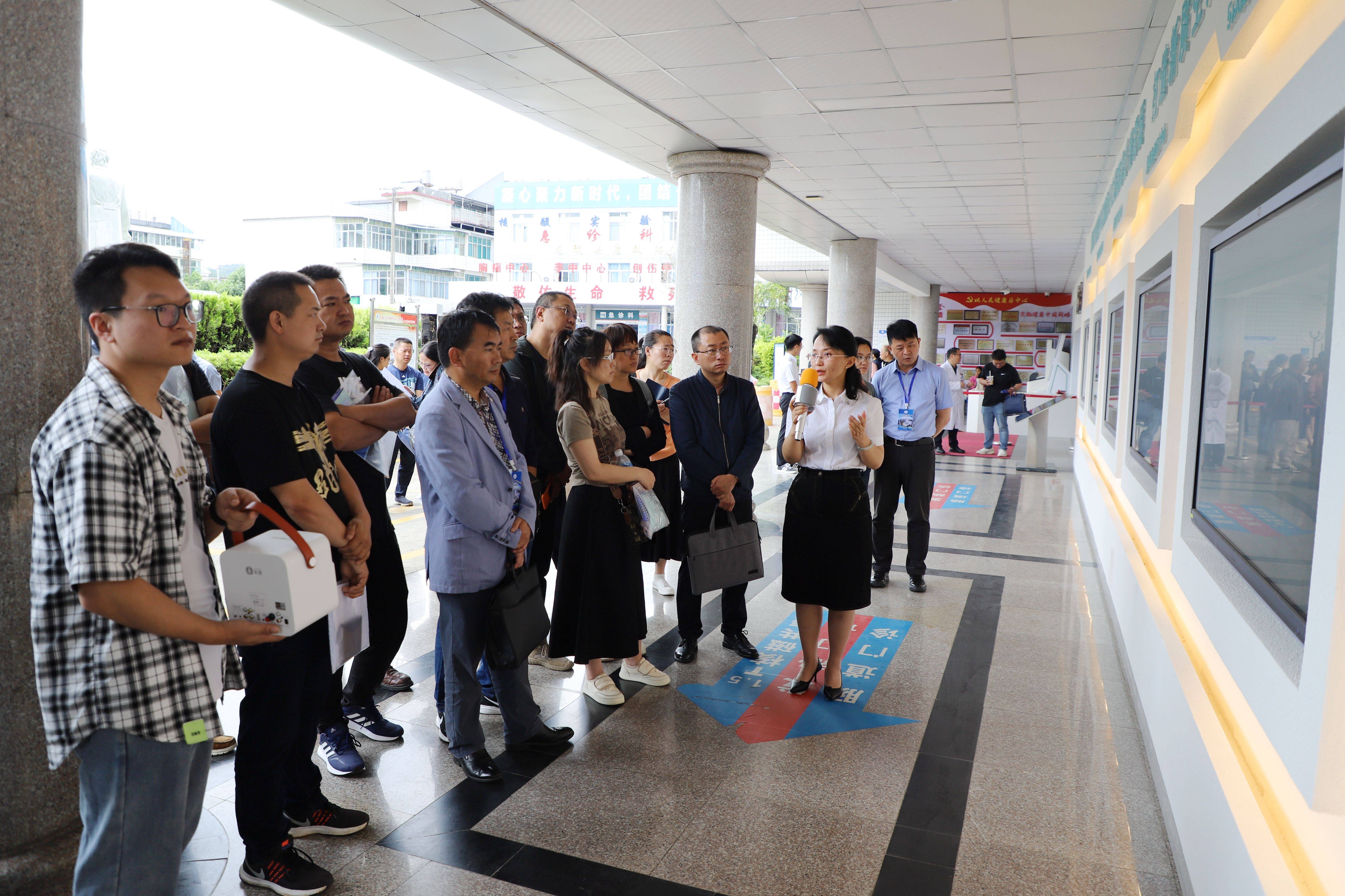 龙陵县拥有各级各类医疗卫生机构 162 个,编制床位达 1215 张,实际