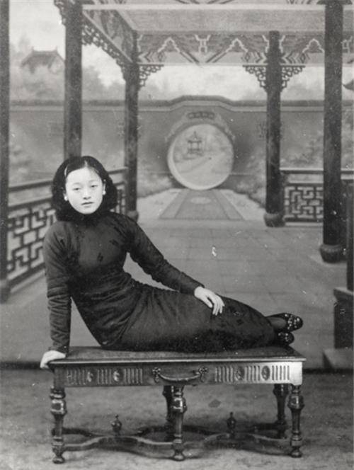 她与同学日久生情,向丈夫提离婚,丈夫笑着掏出手枪:一路走好