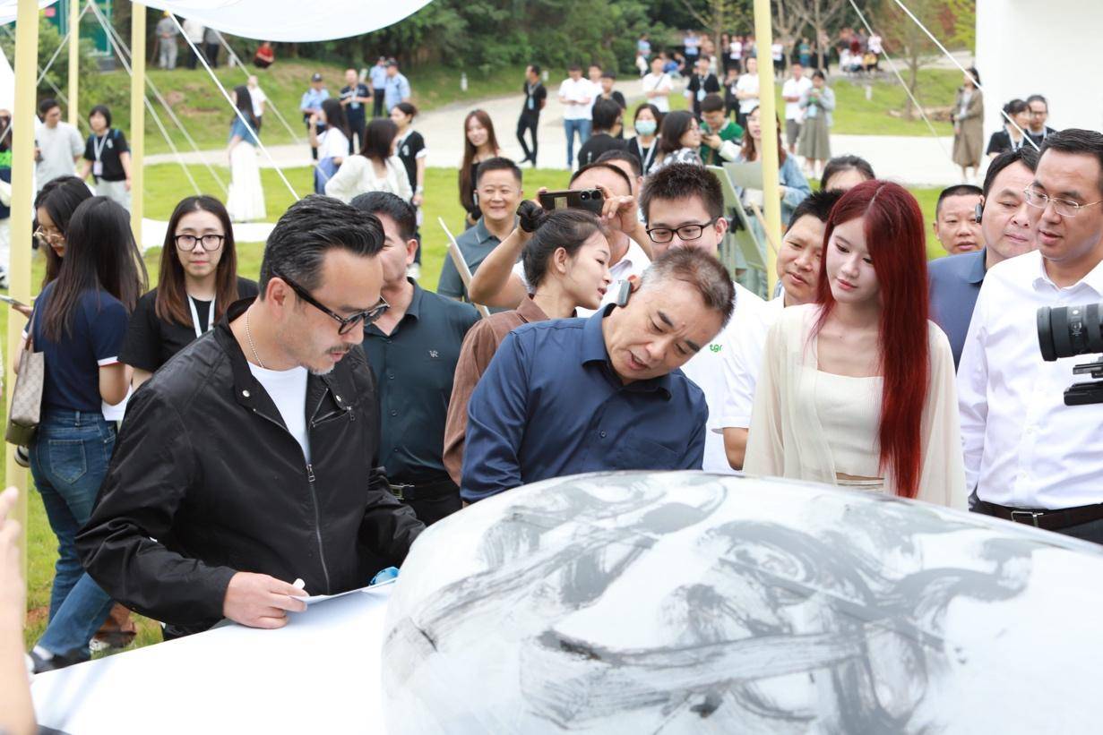 著名主持人汪涵与青年艺术家吴析夏互动县委副书记,政法委书记鲁勇为