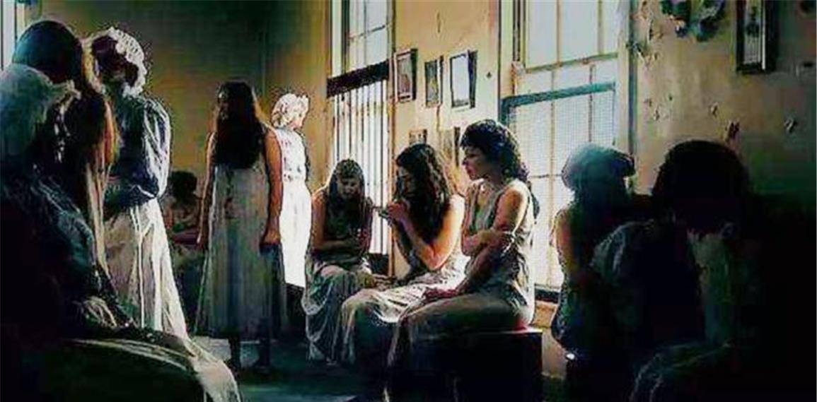 医院工作人员丢给娜丽一件亚麻布病服,竟比原本身上穿的旧衣服更加的