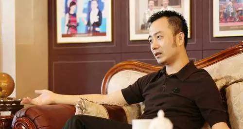 他误入传销,却成骨干,靠张嘴骗了国人百亿,后移民他国成座上宾_俞凌雄