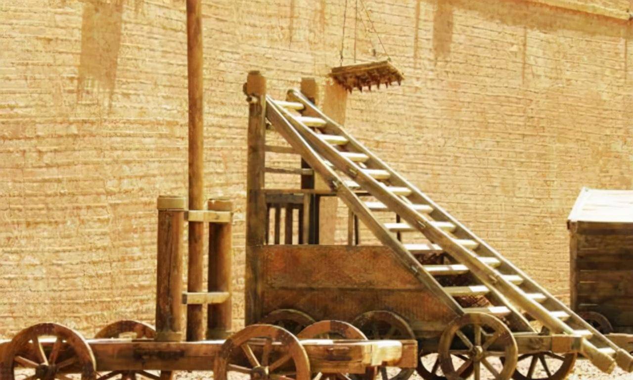 古代攻城用云梯,守城士兵为何不推倒梯子,反而费力往下砸石头?
