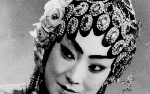 刚登上秦腔舞台的孟遏云并不知道世道的混乱和女子处世的艰辛.