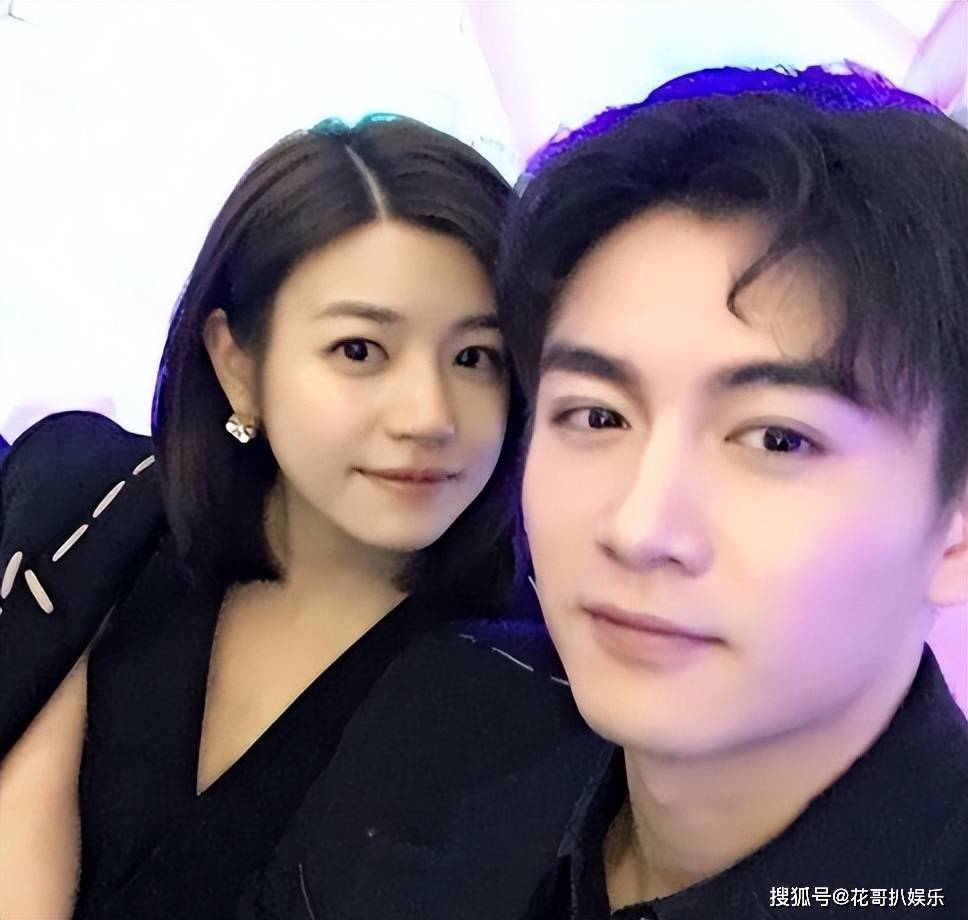 早些年陈晓是宠着陈妍希,后来是陈妍希试图通过讨好陈晓,期望生育二胎