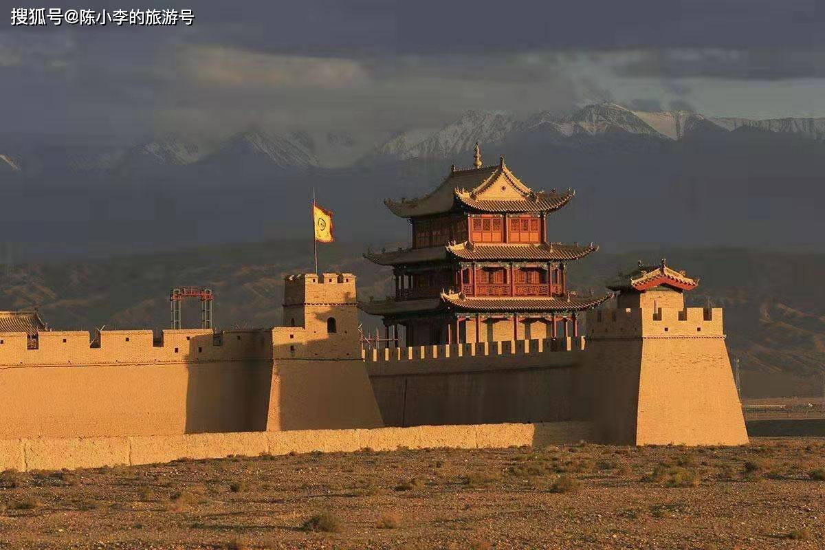 更是中国长城三大奇观之一(东有山海关,中有镇北台,西有嘉峪关)