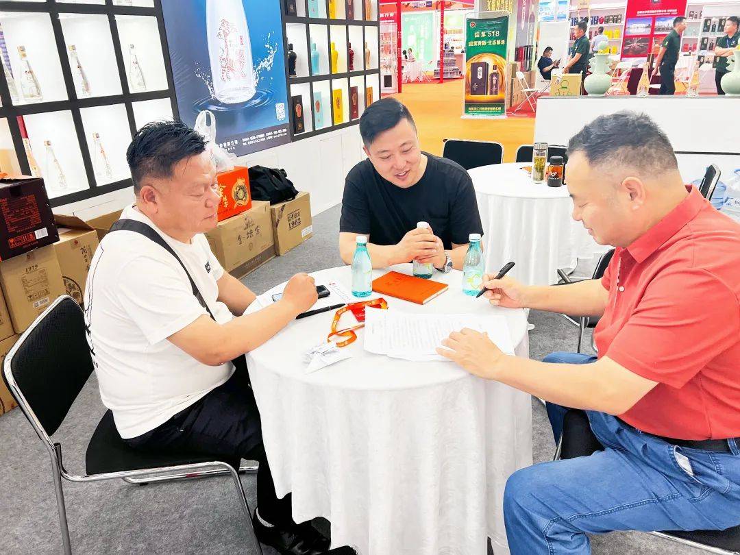 2022年初,在2021年度金口酒业感恩盛典上,金口酒业董事长唐兴华正式