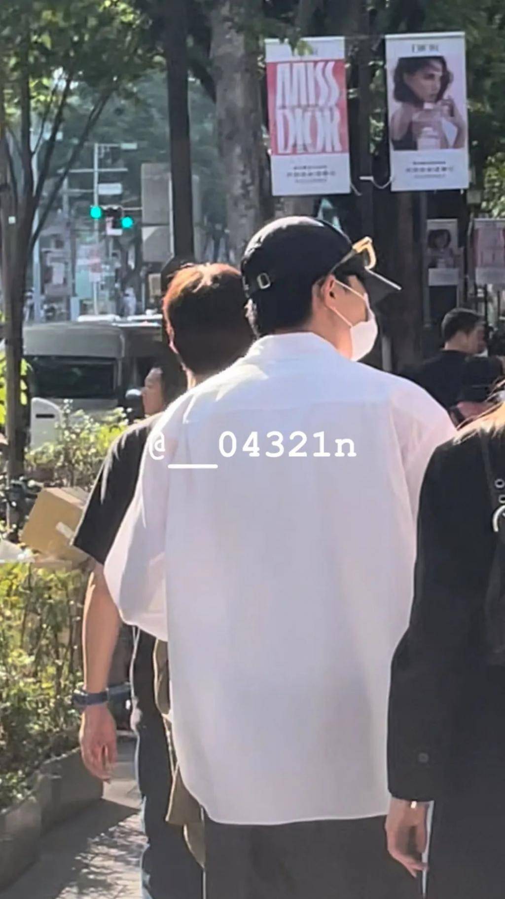 此前某日本网友偶遇了朴叙俊,在拍到的背影照中,有人注意到了朴叙俊