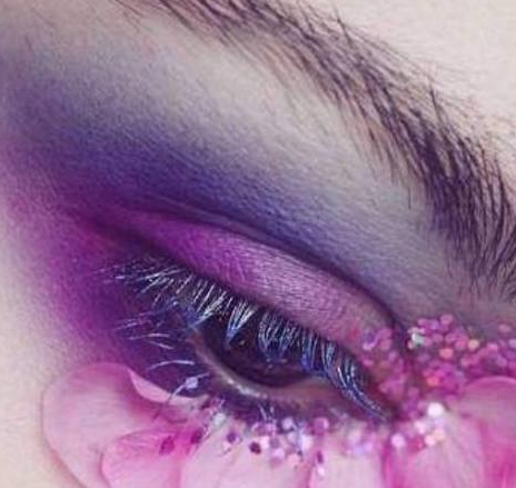双子专属的花仙子眼妆,桃花粉和紫色眼妆的相互穿插,实在是太特别了!