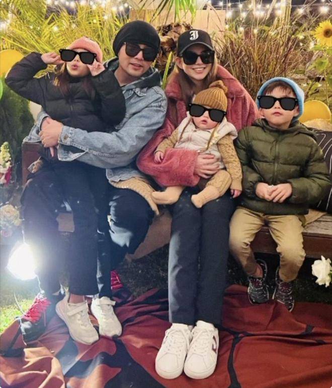 昆凌分享小女儿干家务正面照,标志性翘唇简直就是周杰伦翻版