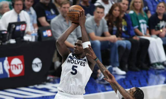 相比之下,类似动作在欧文身上却得到挑战成功,让人费解.