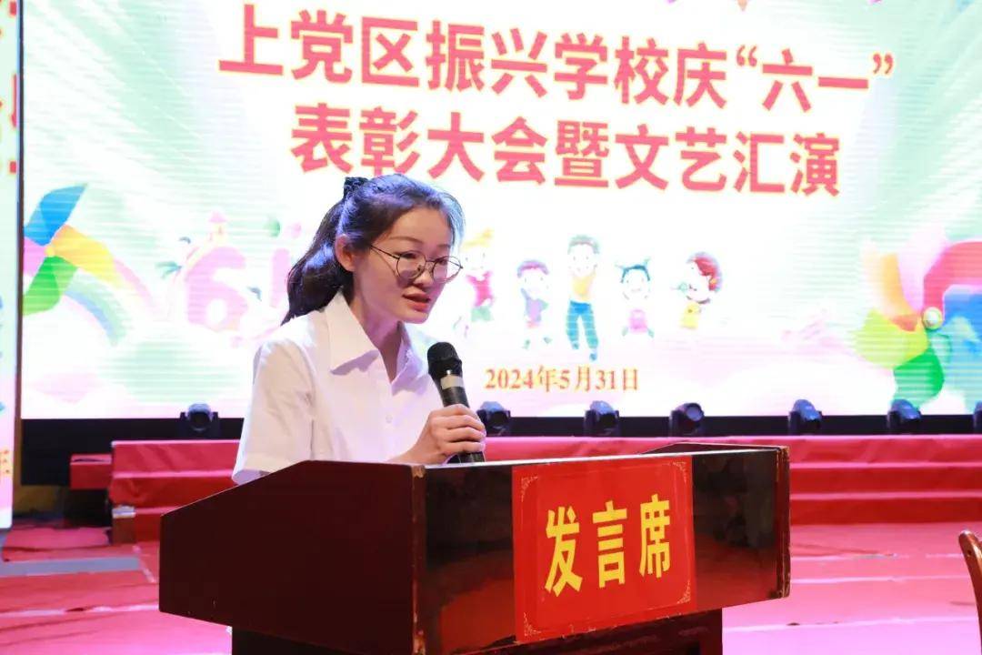发展,大会对振兴学校六(2)班等4个先进班集体,张金曼等8名优秀辅导员