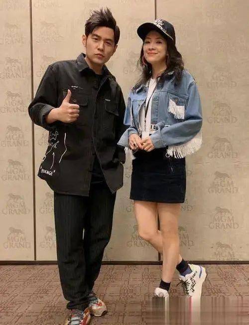 章子怡穿t恤走机场,瘦成麻杆腿又没气质,素颜甚至没老百姓漂亮!