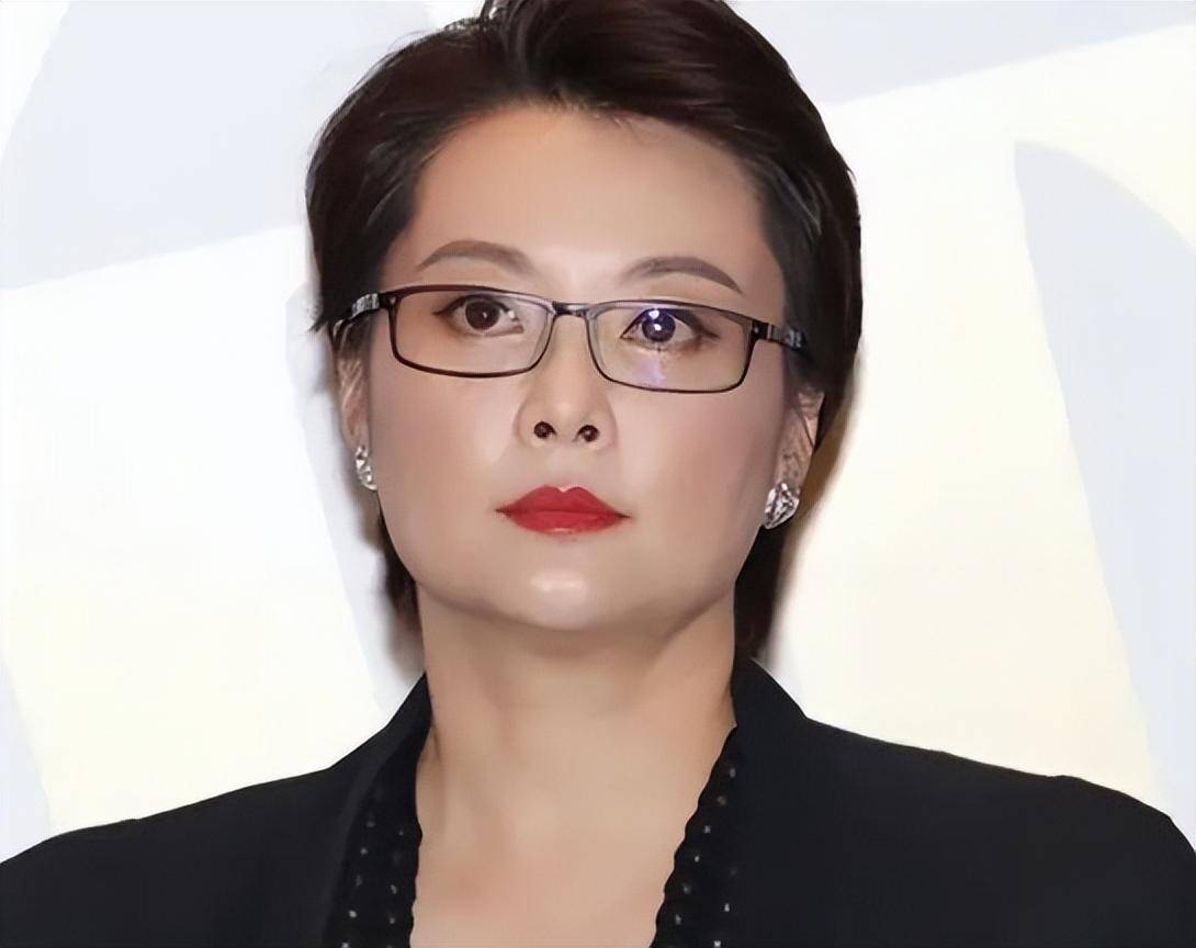 51岁袁立带父亲去医院,圈外老公陪同衣着朴素,袁父安心脏起搏器_徐威