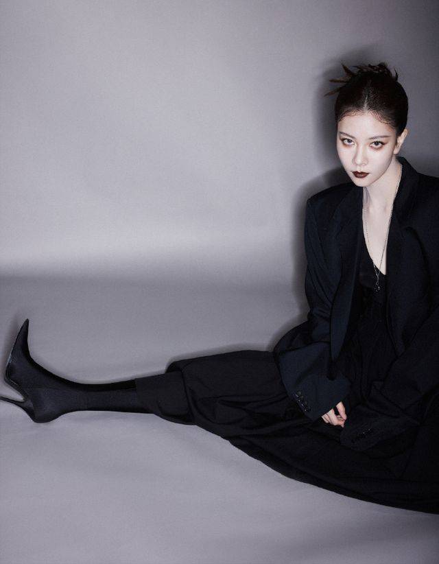 宋妍霏太拼了!黑丝长腿惊艳亮相,你这姿势太撩人了吧!