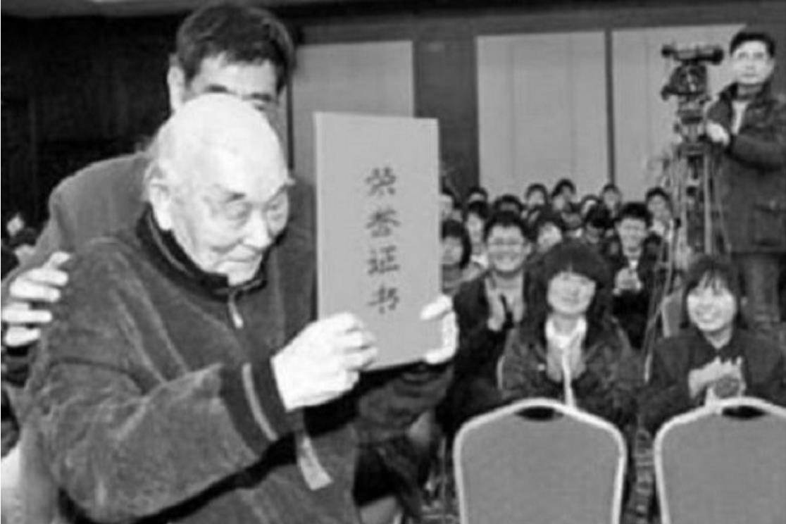 山东医生坚持免费给人看病,女儿看报纸后才知:父亲的身份不简单