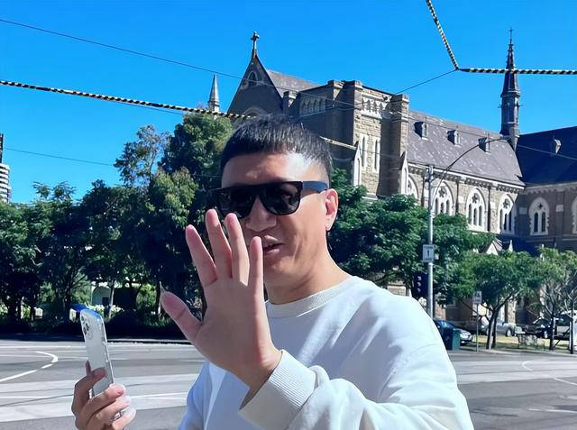 孙红雷移民国外?与妻子米兰选购家具,展现时尚魅力