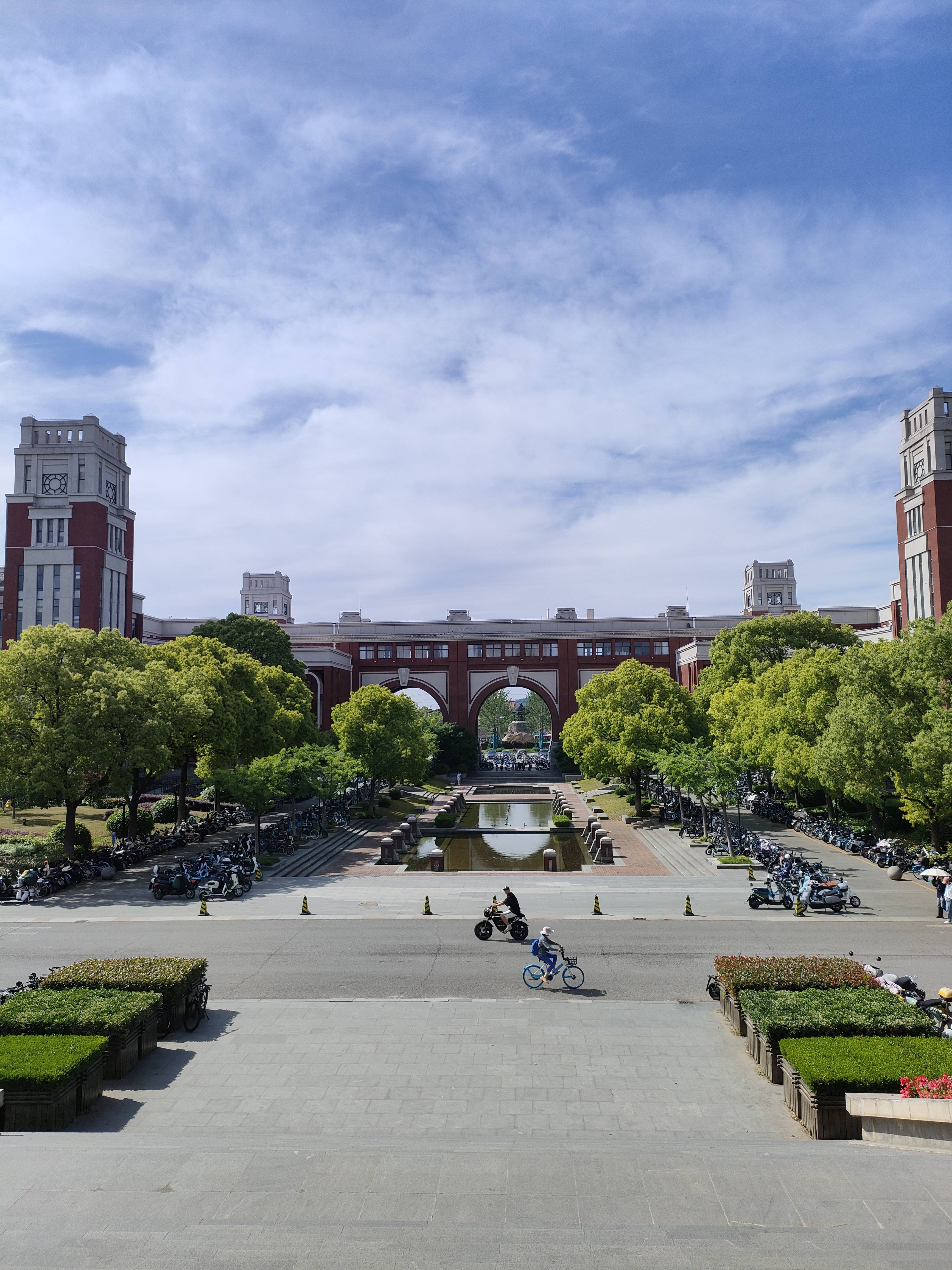 浙江考生高考后留学,选华政国际本科1 3还是北外国际本科1 3?