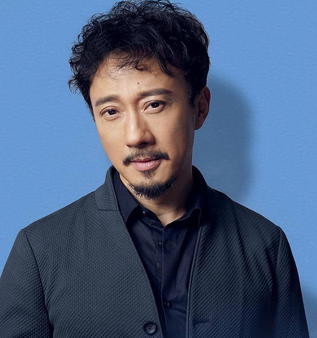 人前老戏骨,人后混淆是非,深扒赵立新的荒唐史,难以想象的复杂