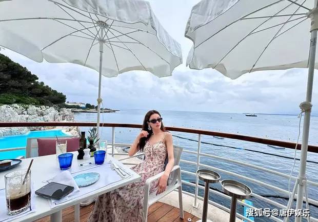 钟楚曦晒六一美照,元气满满享假期,笑容灿烂似少女