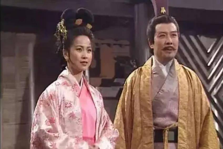 东吴孙权见状,便与刘备联姻,将家中小妹孙尚香远嫁荆州给刘备做夫人.