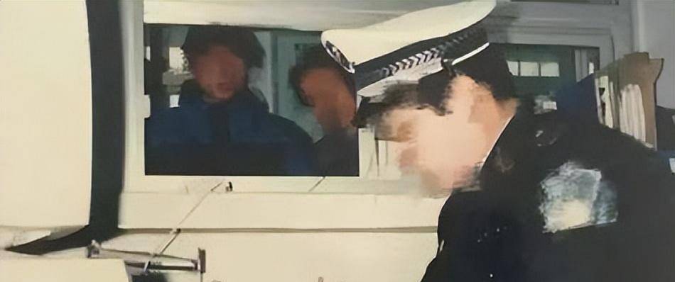 负责此案的十三处警方被他搞得焦头烂额,为了破案,头发都掉了一大把