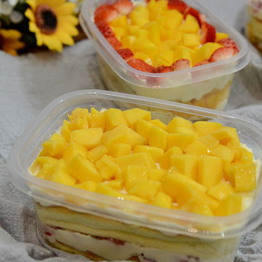 还剩下很多奶油,今天用它做了水果盒子蛋糕