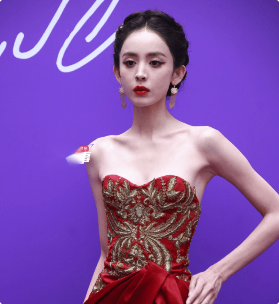 最近几次红毯,娜扎贡献的热度和讨论度甚至超过了迪丽热巴.