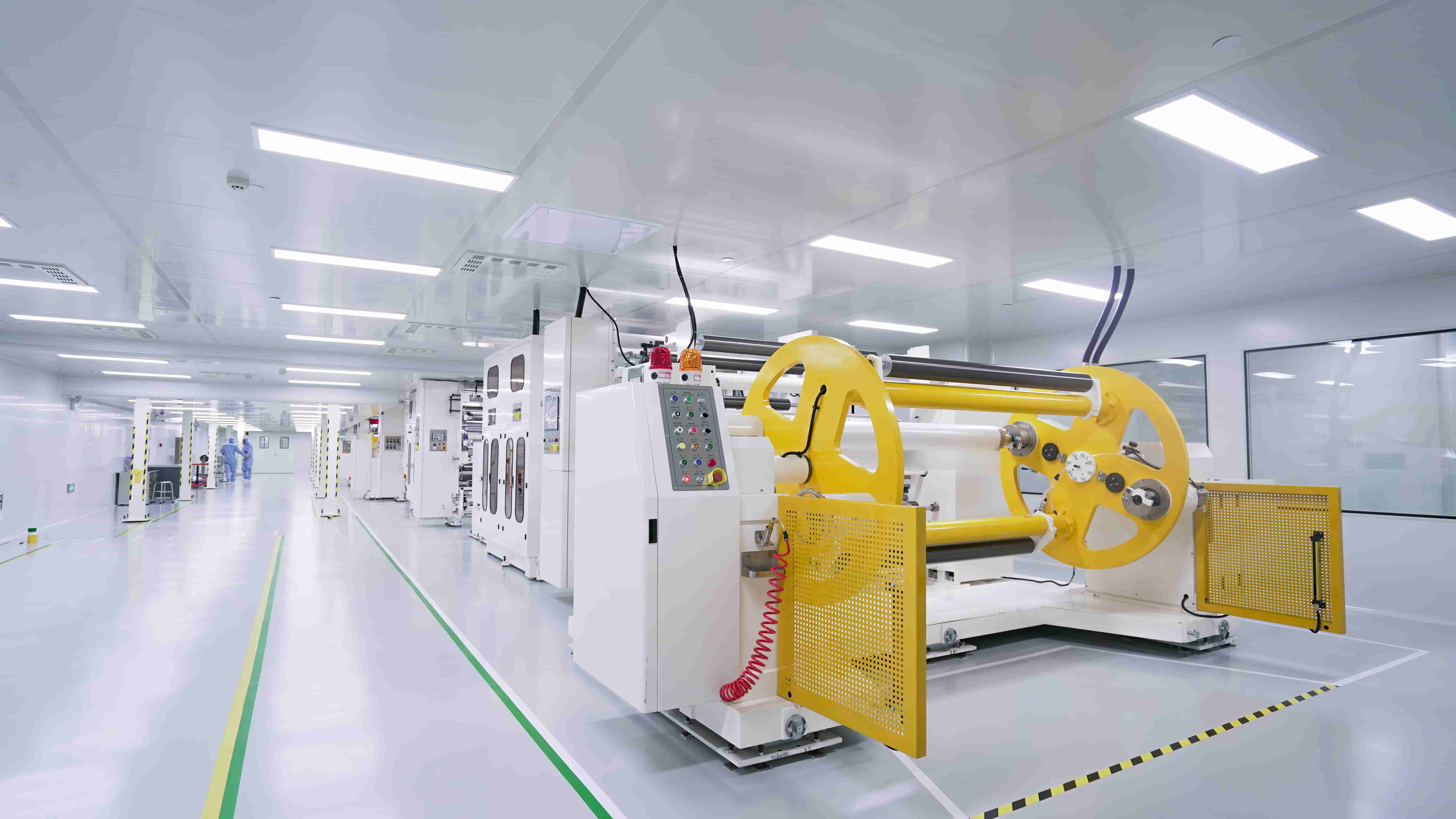 配备国内领先的大型精密涂布生产线和光学级千级无尘净化车间,保证