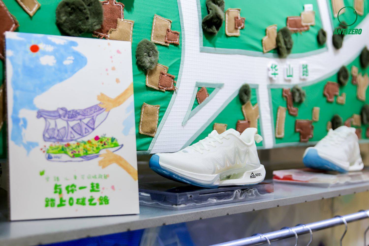 这是安踏儿童第一双可回收跑鞋,采用tpu材料制成,跑鞋报废后经过回收
