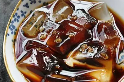 夏天自制冰粉,搅一搅,浇上糖汁,甘甜丝滑透心凉,比冰棍都好吃