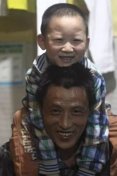 这张父子照曾火遍全国,如今10年过去了,他们的生活比照片更动人