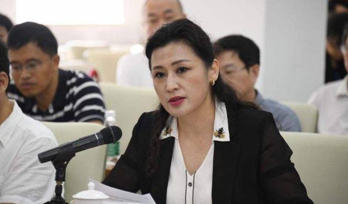 她被誉为最美女校长,39岁成教授,49岁当大学校长,54岁知性美丽_姜虹