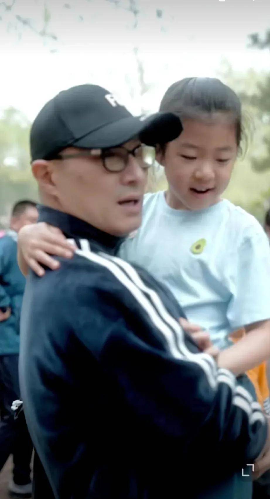 汪峰晒女儿正脸五官普通随他,章子怡晒儿子侧颜帅气,遗传了她的美貌!