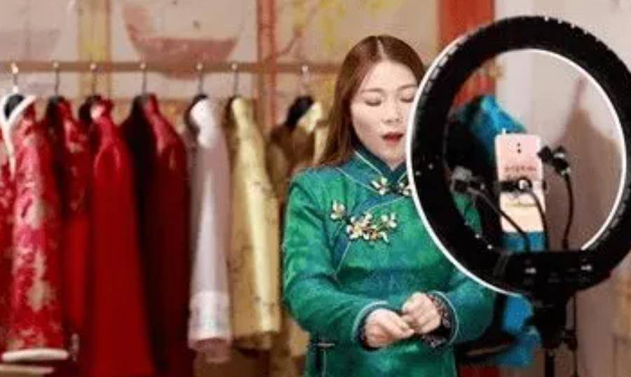 95后"寿衣女模"任赛男,为何在爆红后关闭直播?